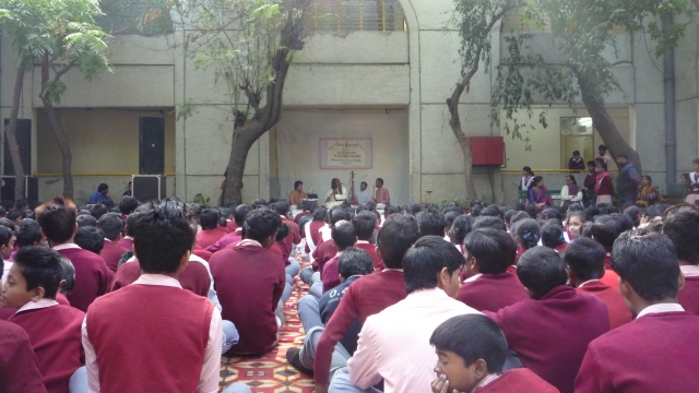 Récital de guruji Pt Rajendra Prasanna dans une école publique gouvernementale.